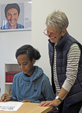 Dozentin Sabine Steuer (rechts) mit einer Schülerin