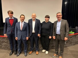 Felix Thermann, Fachdienstleiter Nachhaltige Stadtentwicklung und Wirtschaftsförderung, Marc Wiederhold, Geschäftsführer der EEG Energie-Einkaufs- und Service GmbH, Thomas Beckmann, Bürgermeister der Stadt Quickborn, Katinka Mustelin, Klimaschutzmanagerin der Stadt Quickborn, und Dr. Panagiotis Memetzidis, Geschäftsführer der Stadtwerke Quickborn GmbH