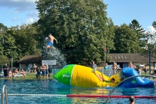 Die Wassergroßspielgeräte kommen zur Wiedereröffnung des Freibads am 6. August zum Einsatz